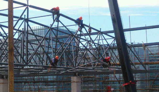 肥城论网架装配施工中搭设脚手架应当留神的事故